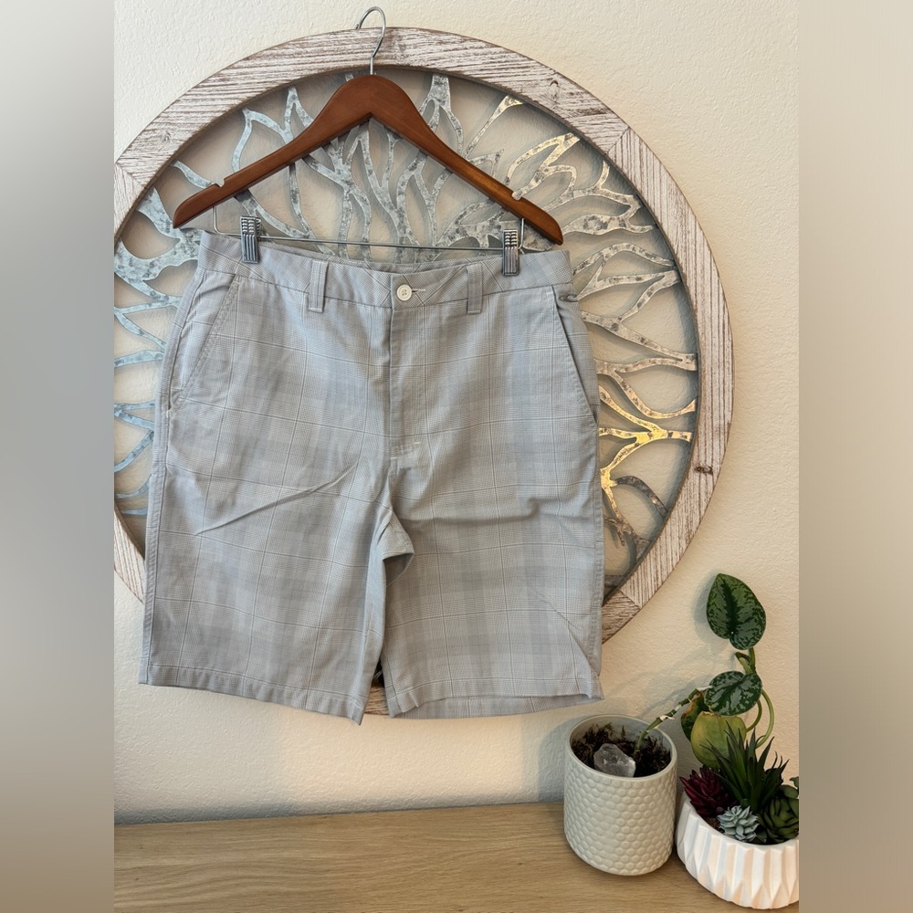 O’NEILL Men’s Shorts. Golf shorts. Gray, Plaid. Size 33.